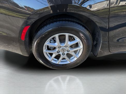 Used 2024 Chrysler Pacifica Touring-L FWD image 27