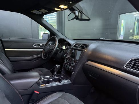 Used 2018 Ford Explorer XLT w/ XLT Appearance Package AWD/4WD image 25