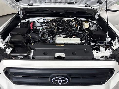 Used 2025 Toyota Tacoma SR5 AWD/4WD image 34