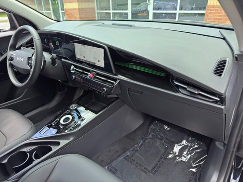 Used 2025 Kia Niro EX FWD image 13