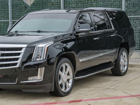 Used 2017 Cadillac Escalade ESV Luxury image 9