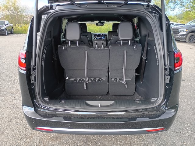 New 2027 Chrysler Pacifica Select FWD image 22