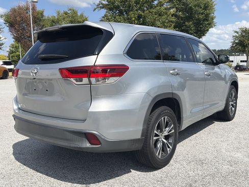 Used 2018 Toyota Highlander LE FWD image 26