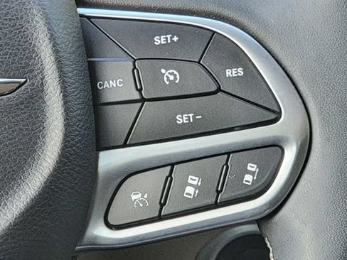 Used 2023 Chrysler Pacifica Touring-L FWD image 35