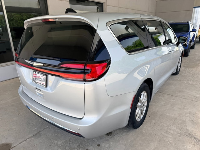 Used 2024 Chrysler Pacifica Touring-L FWD image 7