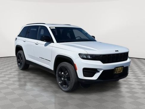 New 2025 Jeep Grand Cherokee Altitude w/ Trailer Tow Package AWD/4WD image 7