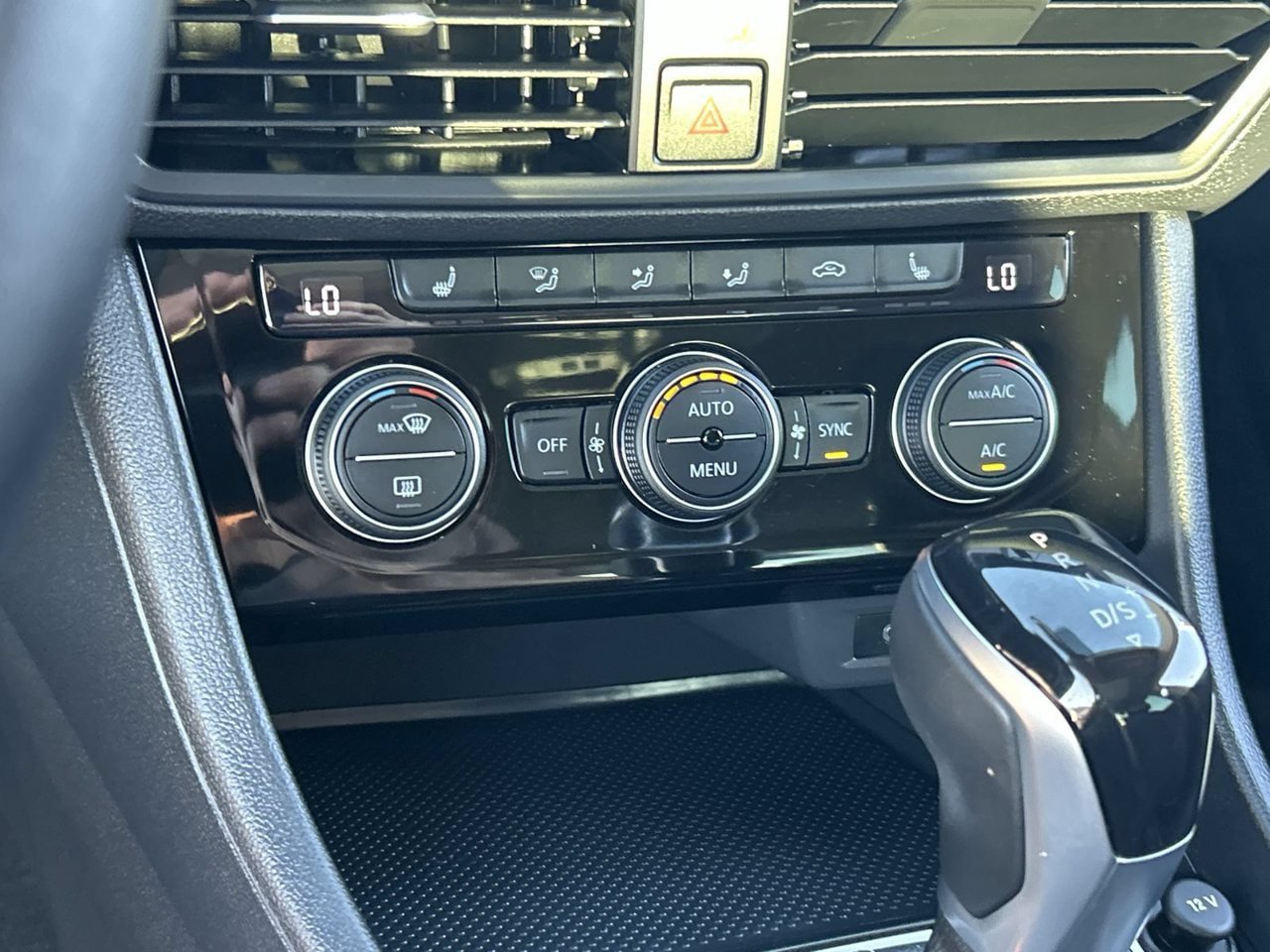 Certified 2023 Volkswagen Jetta SE w/ Panoramic Sunroof Package FWD image 24