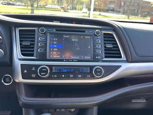 Used 2019 Toyota Highlander XLE image 28
