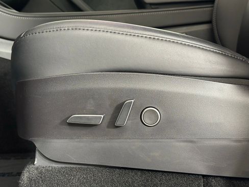 Used 2022 Tesla Model Y Long Range image 11