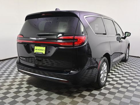 Used 2024 Chrysler Pacifica Touring-L image 6