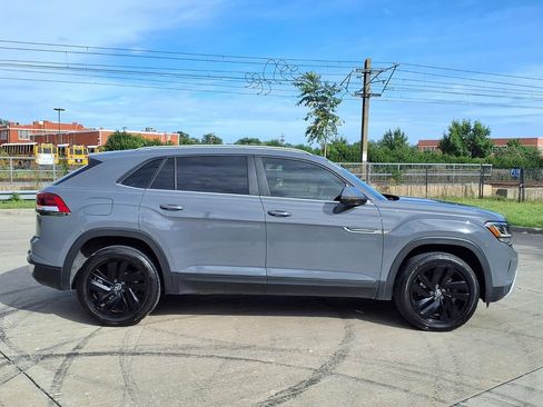 Used 2020 Volkswagen Atlas Cross Sport SE w/ Towing Package FWD image 2