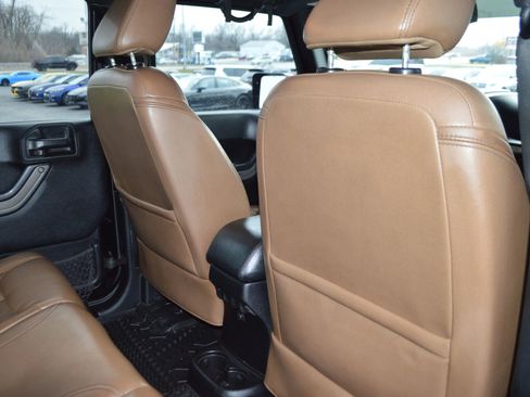 Used 2013 Jeep Wrangler Unlimited Sahara image 25