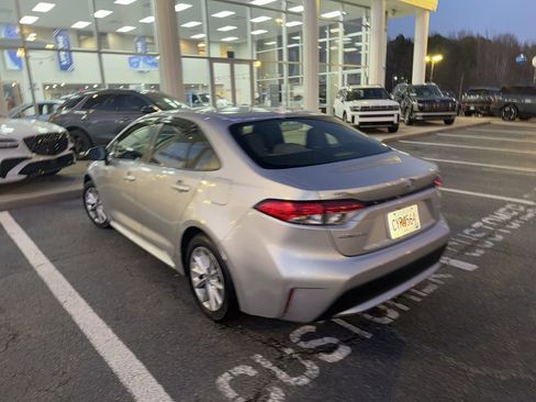 Used 2021 Toyota Corolla LE w/ LE Convenience Package image 8