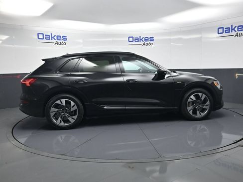 Used 2022 Audi e-tron Premium w/ Convenience Plus Package AWD/4WD image 9