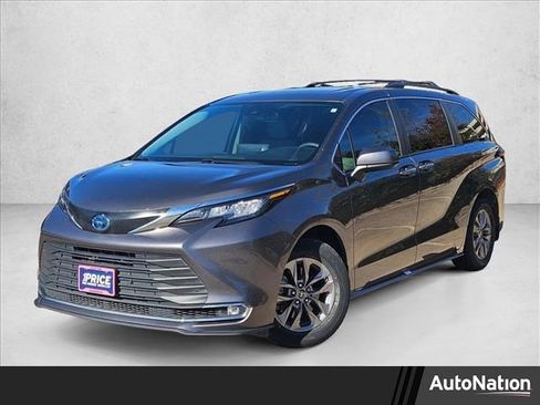 Used 2023 Toyota Sienna XLE image 1