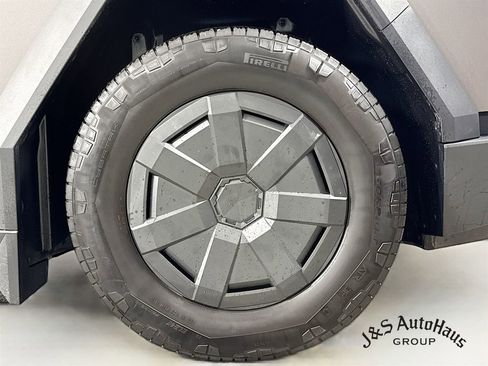Used 2025 Tesla Cybertruck AWD Crew Cab image 38
