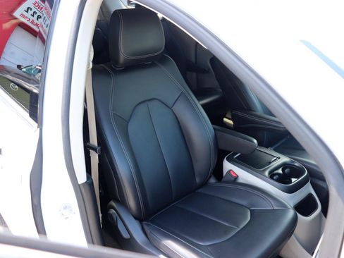 Used 2024 Chrysler Pacifica Limited FWD image 16
