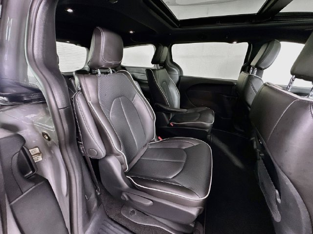 Used 2025 Chrysler Pacifica Premium FWD image 29