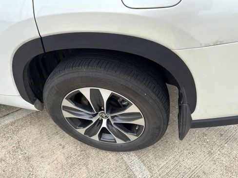 Certified 2024 Toyota Highlander XLE AWD/4WD image 12