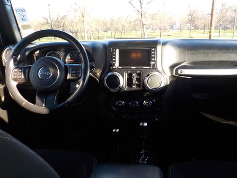 Used 2016 Jeep Wrangler Unlimited Rubicon w/ Connectivity Group image 14