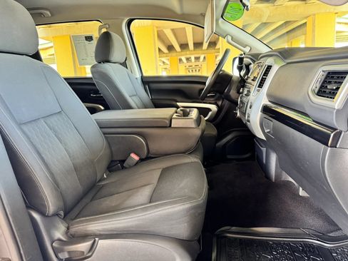 Used 2018 Nissan Titan SV AWD/4WD image 23