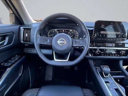 Used 2025 Nissan Pathfinder SL FWD image 5