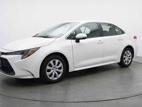 Used 2025 Toyota Corolla LE image 3