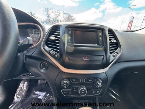 Used 2017 Jeep Cherokee Latitude w/ Cold Weather Group AWD/4WD image 7