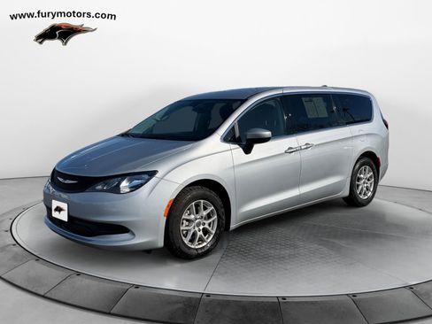Used 2023 Chrysler Voyager LX image 7
