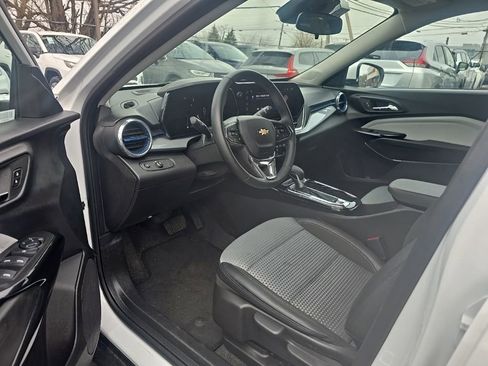 Used 2025 Chevrolet Trax LT w/ LT Convenience Package image 6