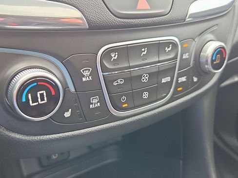 Used 2018 Chevrolet Equinox LT w/ Sun & Infotainment Package FWD image 12