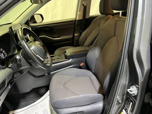 Used 2023 Toyota Highlander LE AWD/4WD image 17