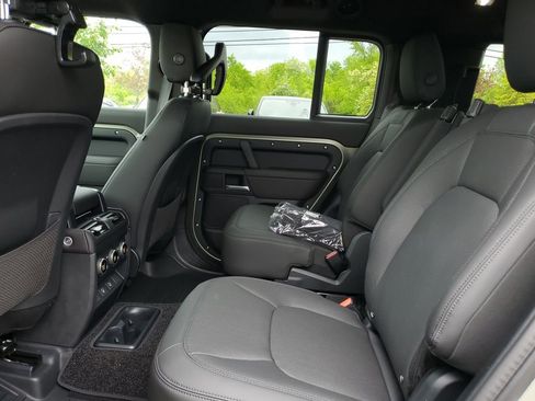Certified 2025 Land Rover Defender 130 X-Dynamic SE AWD/4WD image 32