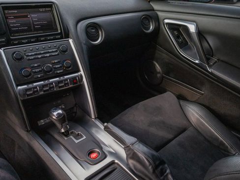 Used 2010 Nissan GT-R Premium image 48
