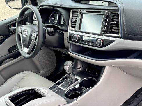 Used 2019 Toyota Highlander XLE w/ Carpet Mat Package (TMS) image 9