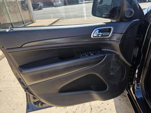 Used 2017 Jeep Grand Cherokee Altitude RWD image 11