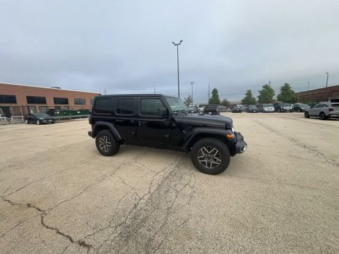 Used 2025 Jeep Wrangler Unlimited Sahara AWD/4WD image 15