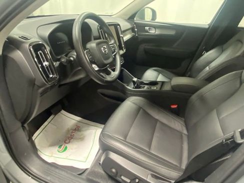 Used 2025 Volvo XC40 B5 Core image 10