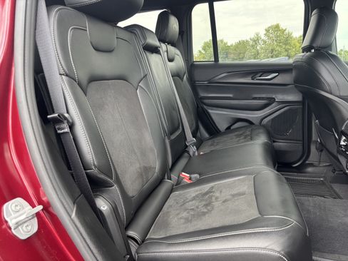 Used 2025 Jeep Grand Cherokee Altitude RWD image 25