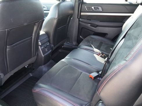 Used 2018 Ford Explorer XLT w/ Equipment Group 202A FWD image 17