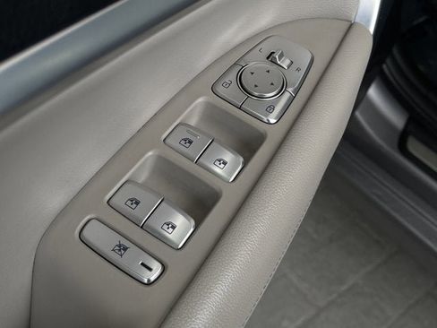 Used 2023 Genesis G70 2.0T image 12