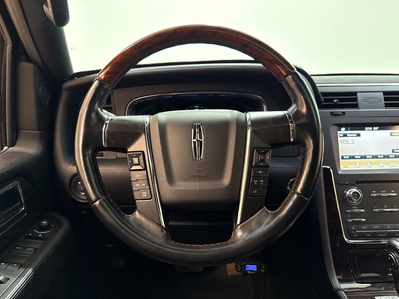 Used 2016 Lincoln Navigator Reserve AWD/4WD image 24