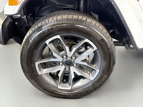 Used 2024 Jeep Wrangler Unlimited w/ Convenience Group AWD/4WD image 38