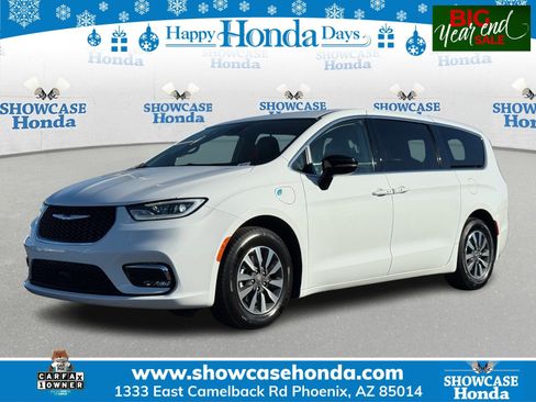 Used 2024 Chrysler Pacifica Select image 1