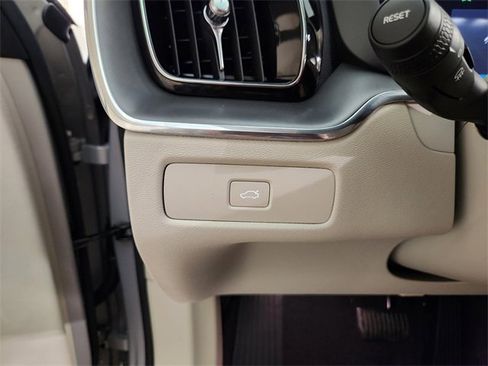 Used 2025 Volvo XC60 B5 Core image 22