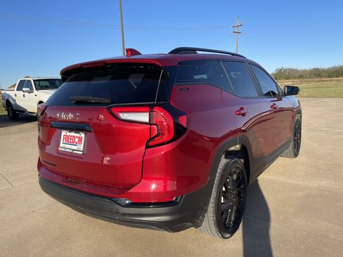 Used 2023 GMC Terrain SLE w/ Driver Convenience Package image 4