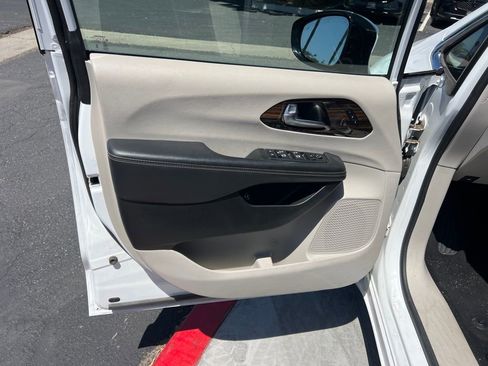 Used 2023 Chrysler Pacifica Limited image 15