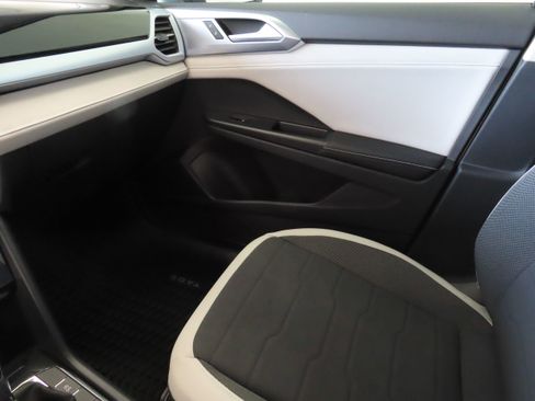 New 2025 Volkswagen Taos SE image 20