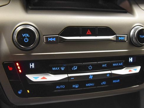 Used 2020 Ford Explorer XLT w/ Equipment Group 202A image 17