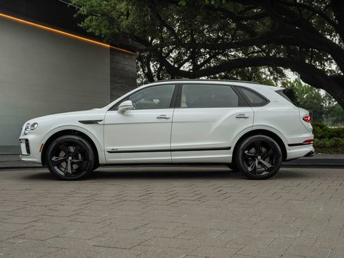 Used 2023 Bentley Bentayga Extended Wheelbase AWD/4WD image 17